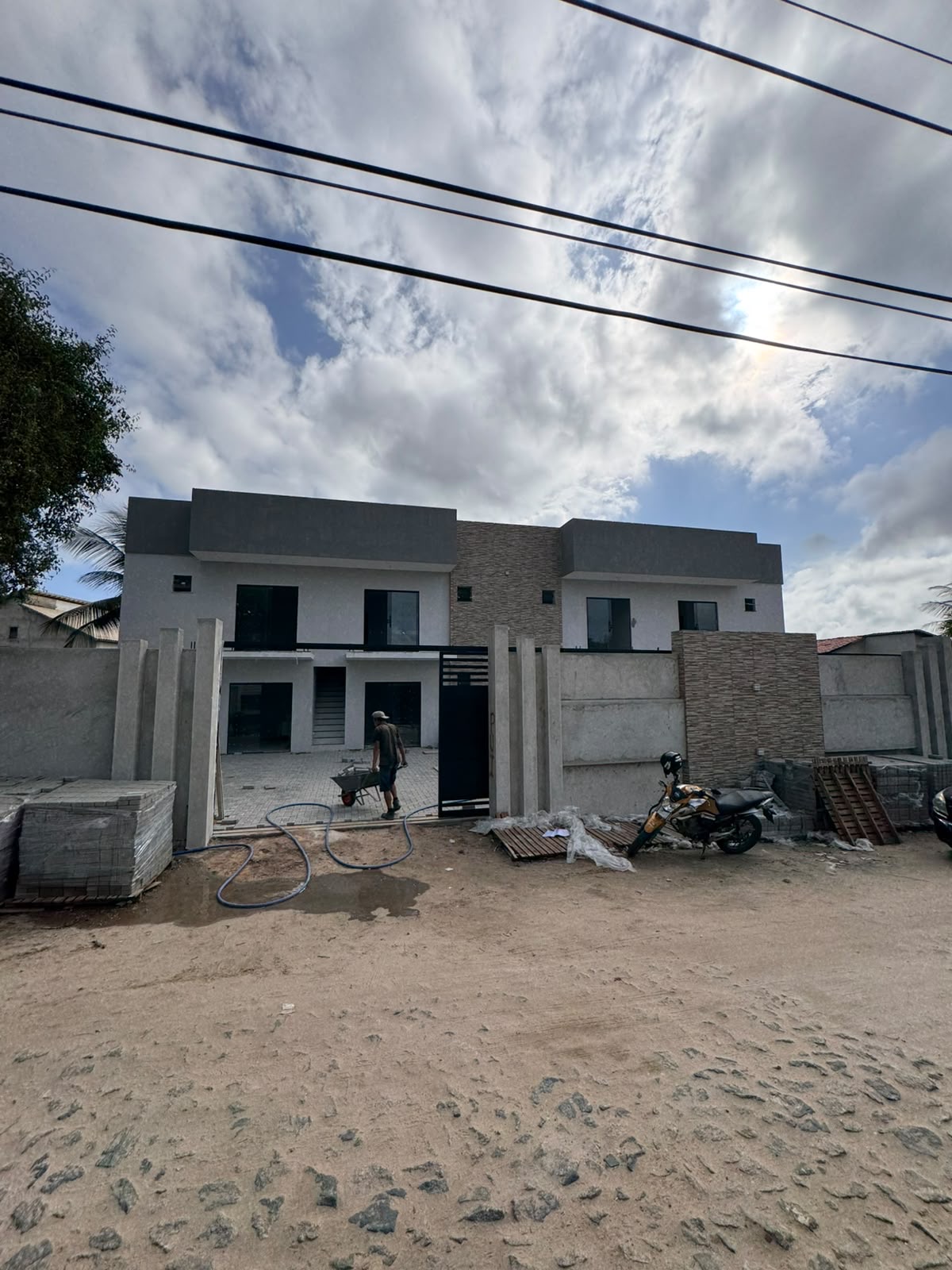 Fachada do DunaMar durante uma etapa anterior de acabamento